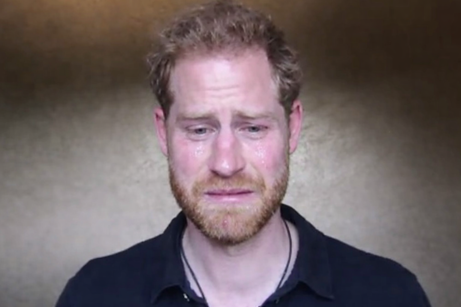 HEARTBREAKING SHOCKER! Prince Harry, in the U.S., breaks down in tears upon receiving a call from his brother William, as tragedy strikes: “With heavy hearts, we announce…