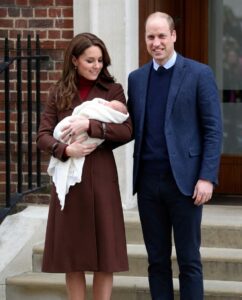 THE WAIT IS OVER! The first official photos of the Royal Family’s fourth baby are finally out, and hearts are melting everywhere. Catherine’s radiant smile says it all—but it’s the baby’s very first wave to the public that’s sending royal fans into a frenzy